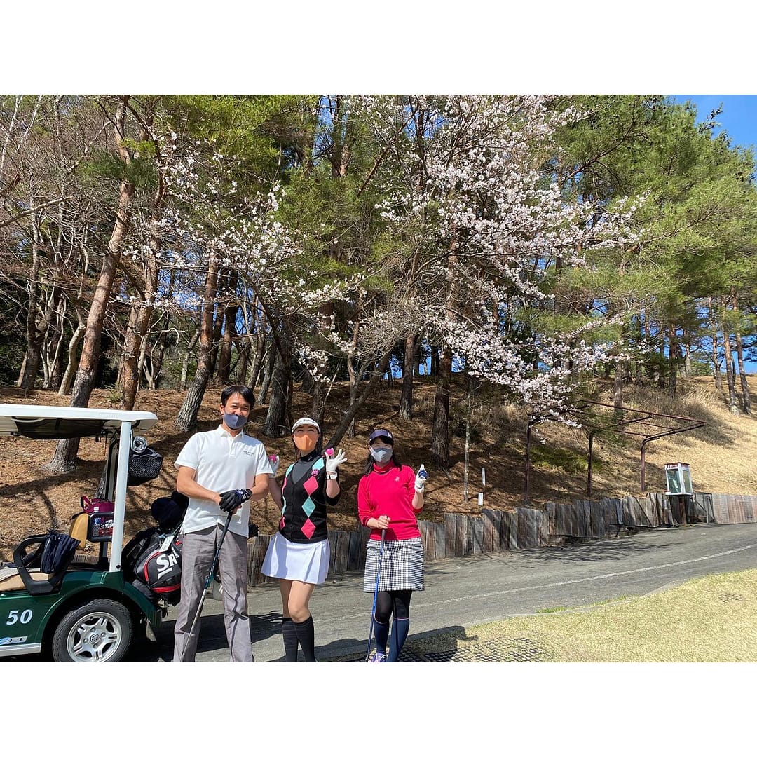 いつも築地ICCをご利用下さり
ありがとうございます。
．
先日行われたラウンドレッスン🏌️‍♂️
青空の下で気持ちよく行われました。
桜も見頃でした
．
次回は4月10日(土)、引き続き
都留カントリークラブでの
レッスンになります。
ご希望の方は天野プロ
@hirokiamano_golfer 
までお問い合わせ下さい️
．
#築地indoorカントリークラブ
#汐留＃かちどき #月島＃中央区ゴルフ
#ゴルフ
#ゴルフスイング 
#ゴルフ初心者 
#ゴルフ女子 
#ゴルフレッスン動画 
#ゴルレッスン
#ごるふ男子 
#ゴルフファー
#ゴルフ練習ドリル
#ゴルフ練習 
#ゴルフインドアレッスン 
#ゴルフインドアスクール 
#ゴルフ好き 
#ゴルフ上手くなりたい 
#シュミレーションゴルフ
#ゴルフスイング